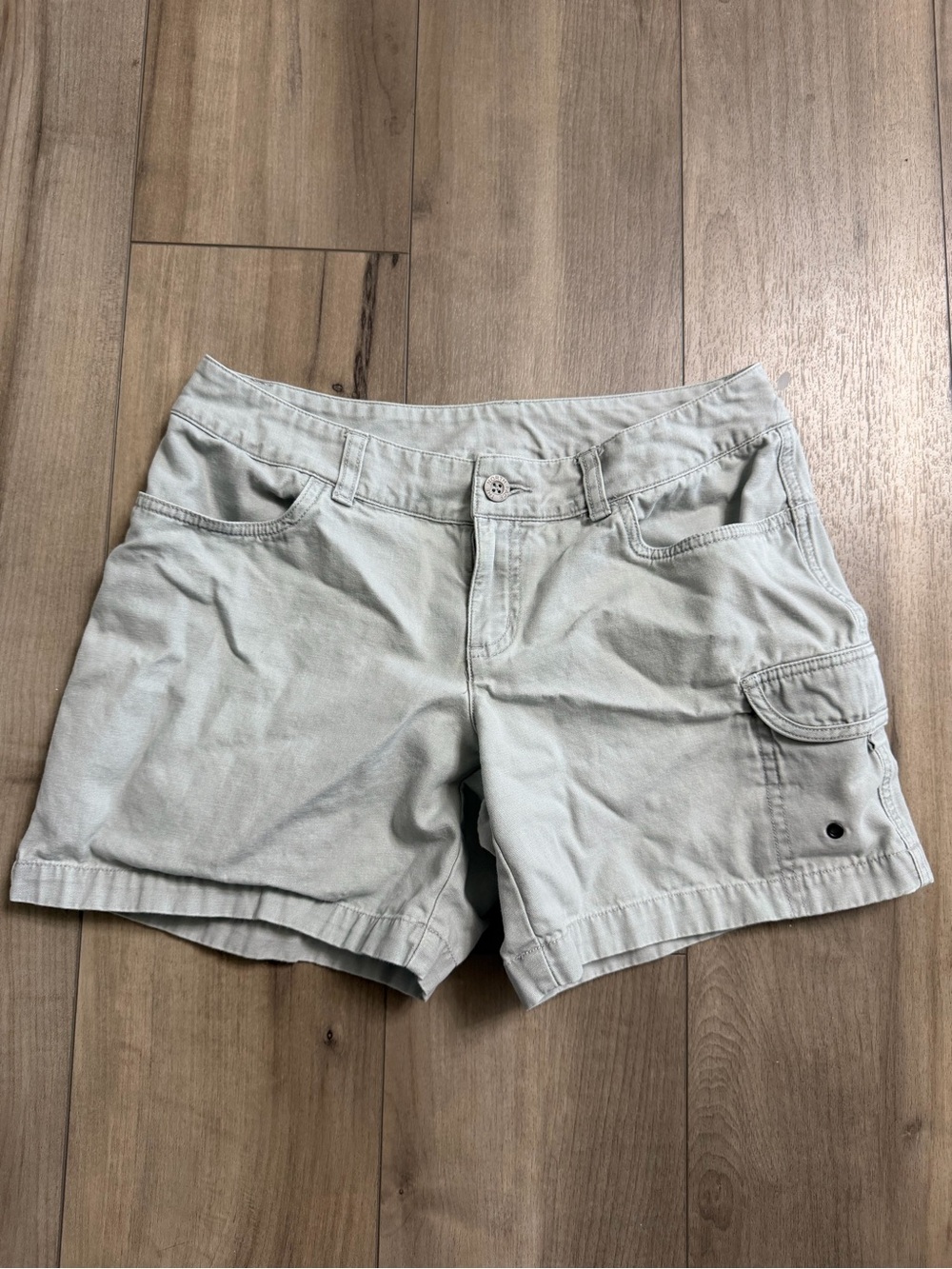 The North Face Shorts Gray Womens size 4 Cargo shorts